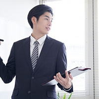 芸能スクールでは魅力的な講師が担当します。
